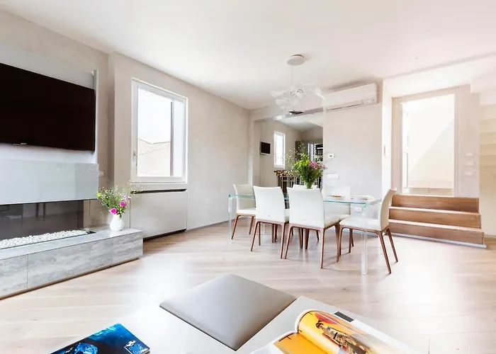 Exclusive Rooftop-designd Apartment Rom